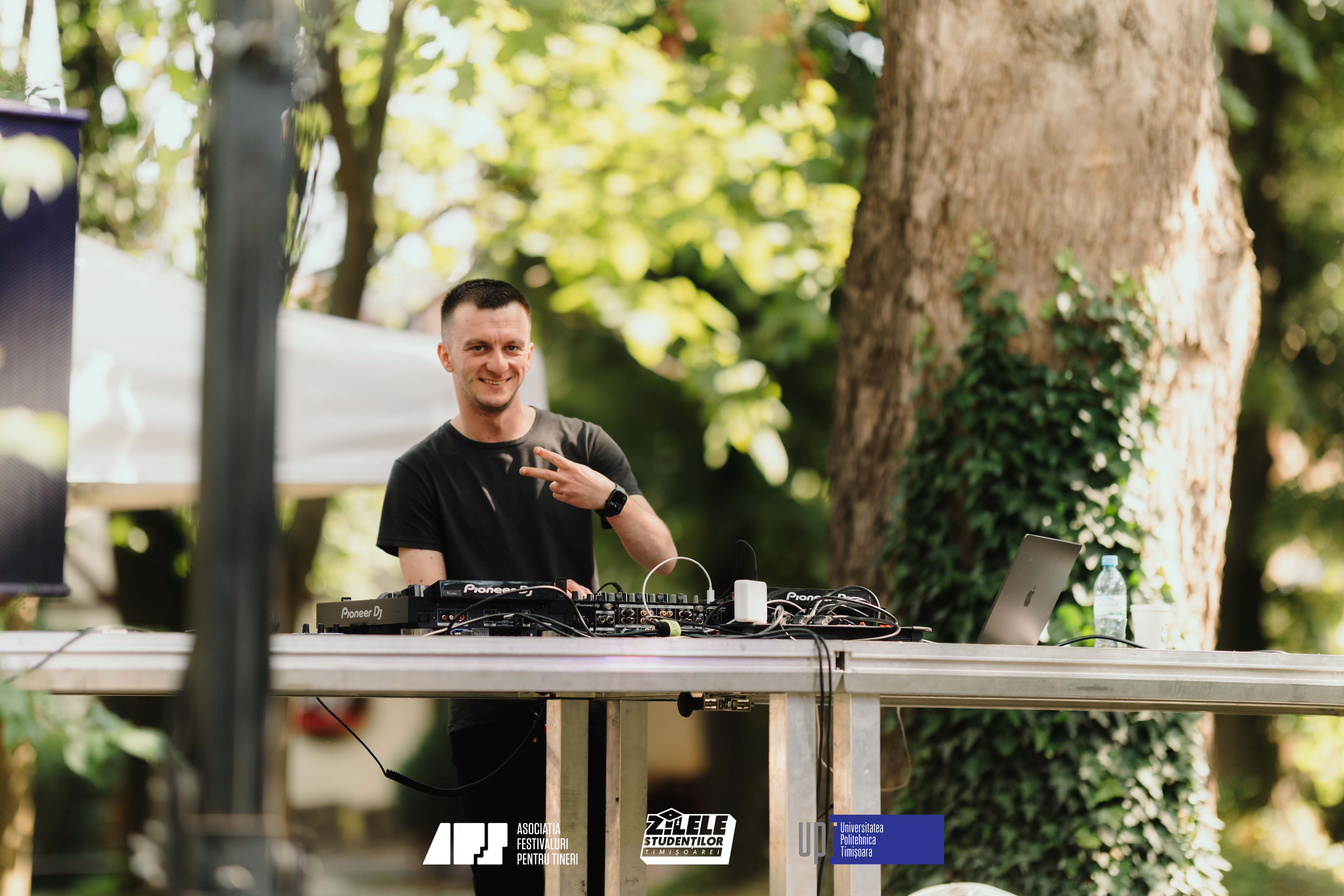 DJ