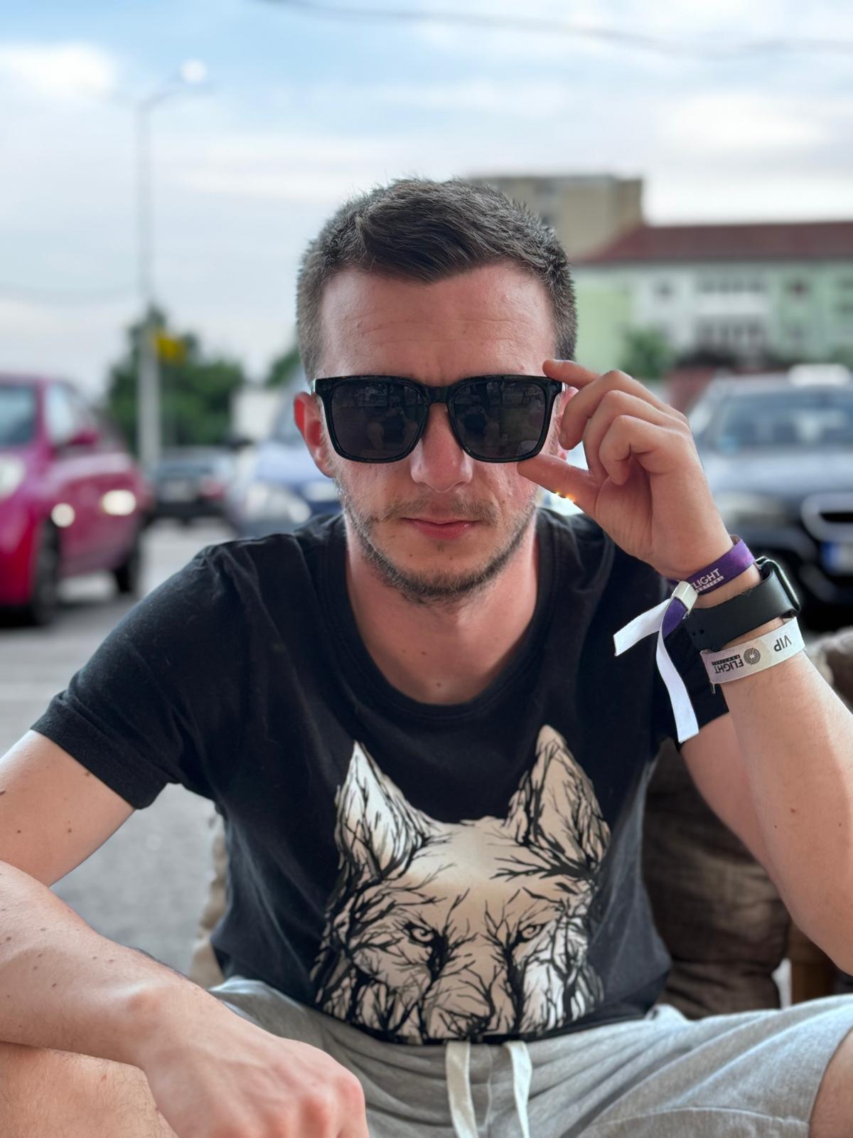 DJ