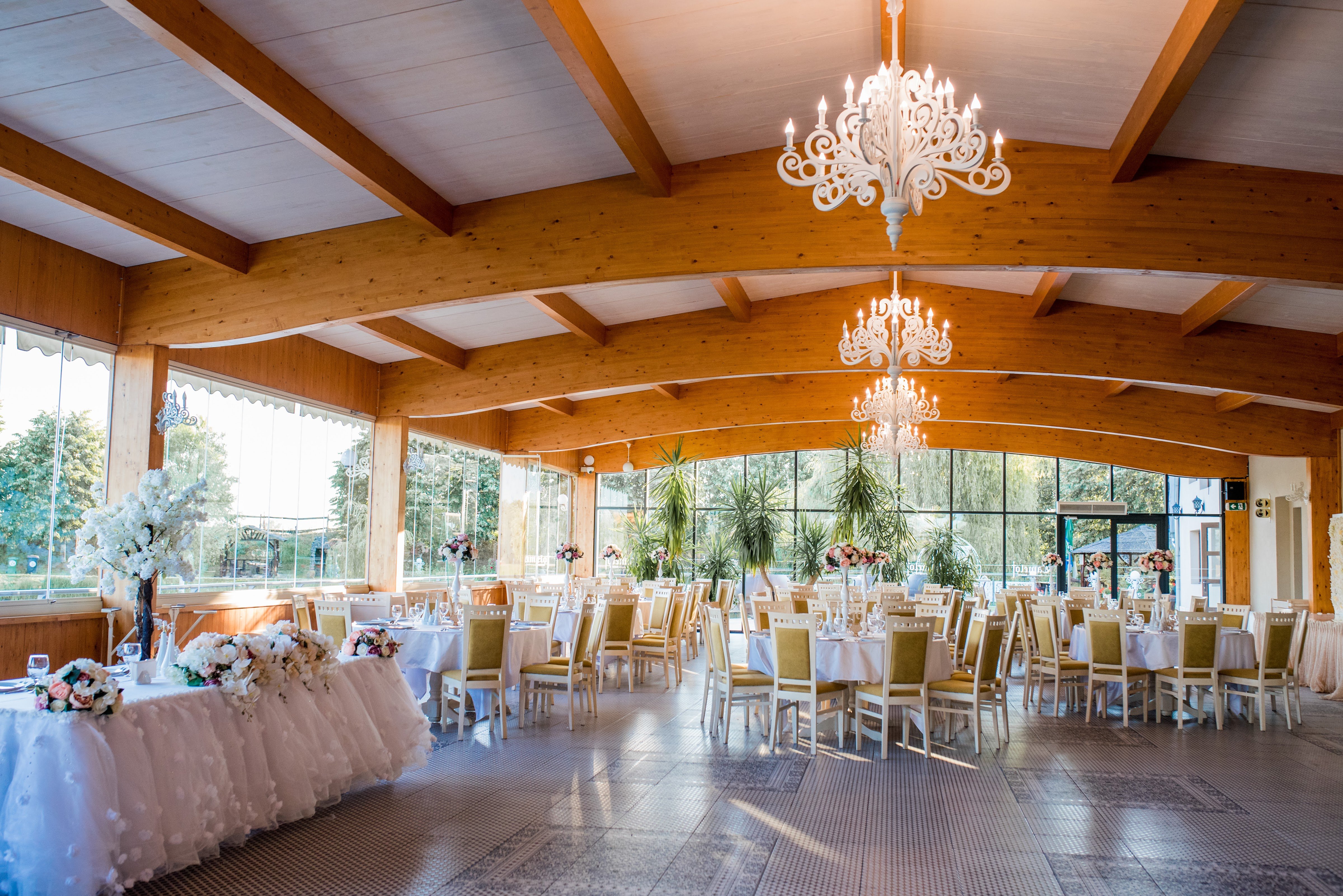 Camelot Resort, HUSASĂU DE CRIȘ
